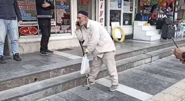 Kameralar tarafından kayda alındığını anlayan şahıs, cep telefonuyla yakınlarını arayarak, "Çabuk beni buradan alın. Beni kameraya çekiyorlar" dedi.