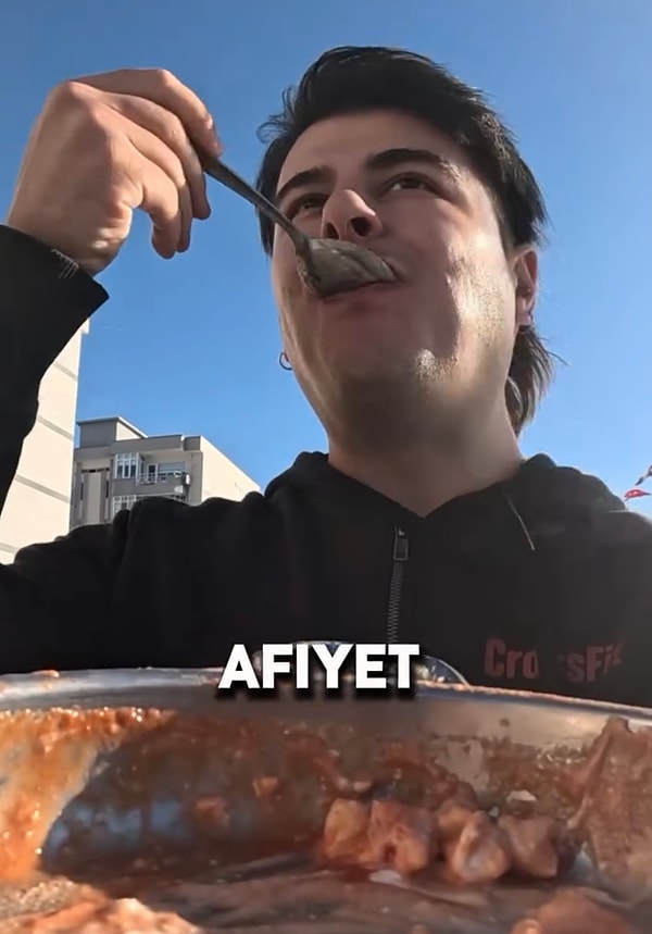 Ne dengesini kaybetti ne de bir tehlike atlattı. Mantısı pişince afiyetle yedi.