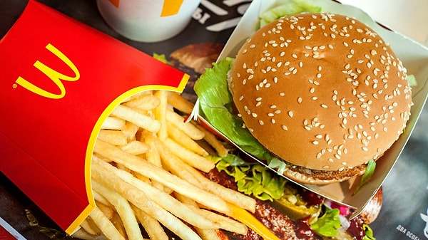 Fast food zincirlerinin Vietnam’da zorlanmasının başlıca sebebi, ülkenin güçlü yerel yemek kültürü ve sokak lezzetlerine olan bağlılık.