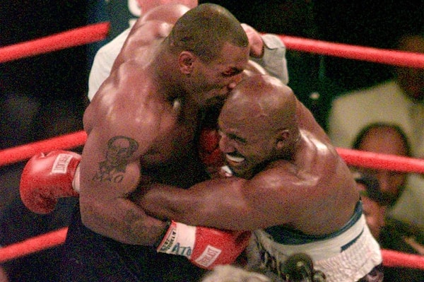 Tyson, ringde rakibinin kulağını ısırdı!