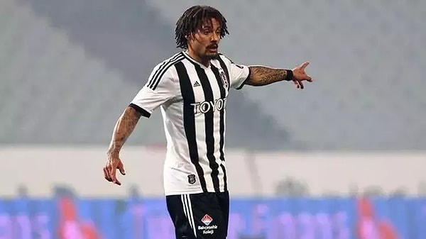 Eski Beşiktaşlı Jermaine Jones, Almanya milli takımı forması giydiğinde kariyerinin çok daha iyi olacağı bekleniyordu. Almanya'dan davet alamayınca o da ABD'nin yolunu tuttu. 3 kez Almanya 69 kez ABD forması giydi.