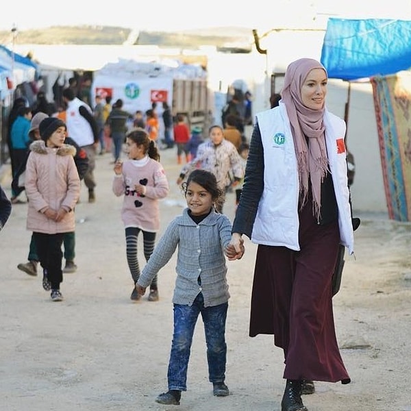 En başta da minik kalplerin yanında olan ve onların temel ihtiyaçlarını önceleyen Gamze Özçelik, gittiği yerlerde çocuklarla ilgilenmeyi ve onların sıcak yemek ihtiyacını karşılamayı ihmal etmiyor.