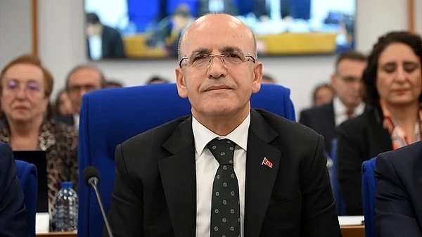 Hazine ve Maliye Bakanı Mehmet Şimşek, milyonların merakla beklediği asgari ücrete ilişkin kritik açıklamalarda bulundu. Asgari Ücret Tespit Komisyonu'na topu atan Şimşek, "Asgari ücret bir komisyon sonucunda belli oluyor. Benim bu konuda bir yorum yapmam doğru olmaz. Çalışanlarımızı hiçbir şekilde enflasyona ezdirmedik, ezdirmeyeceğiz" dedi.