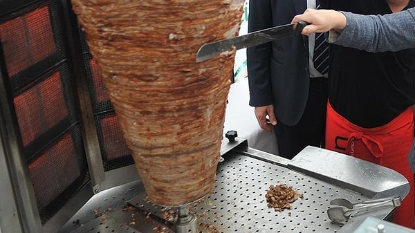 Geçtiğimiz ağustos ayında Ankara’nın İncek ilçesinde bulunan bir dönercinin etinde peçete, kemik gibi yabancı maddeler tespit edildi. Dönercinin, satışa sunduğu döneri 25 yıldır piyasada bulunan ve tüm dünyaya döner satan bir firmadan aldığı ortaya çıktı.