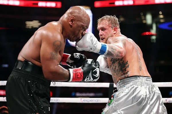 Nitekim öyle de oldu. 8 raunt sonunda 27 yaşındaki Jake Paul, tahmin edildiği gibi 58 yaşındaki Mike Tyson'ı mağlup etmeyi başardı.