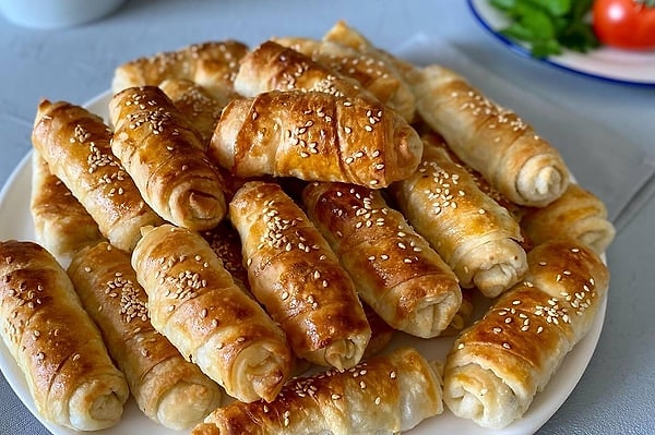 8. Mini Peynirli Börek