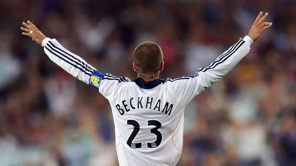 Manchester United'da 7 numara adeta Beckham'ın derisine kazınmıştı. Los Galacticos'a geldiğinde ise M. Jordan'dan esinle 23 numarayı tercih etti. Çünkü 7 numara büyük golcü Raul'deydi.