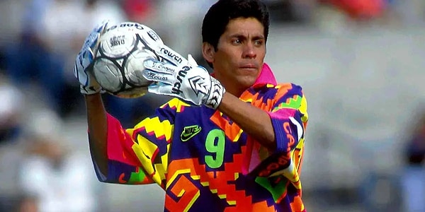 Meksikalı kaleci Jorge Campos, sadece forma tasarımlarıyla değil numaralarıyla da fark yarattı. Eskiden forvet olan kaleci, gollerine veda etti ama numarasına asla!