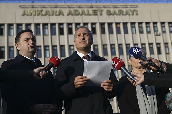 CHP Genel Başkan Yardımcısı Suat Özçağdaş, bazı milletvekilleri ve partililer bugün Bakan Yusuf Tekin hakkında suç duyurusunda bulunmak için Ankara Adliyesi önünde bir araya geldi.