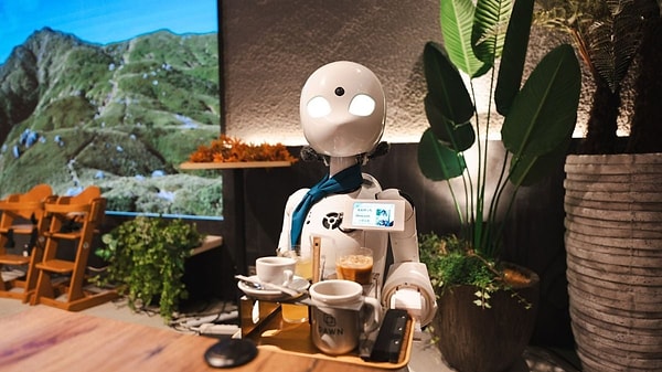 Dawn Ver Café’nin merkezinde, Japon teknoloji şirketi Ory Labs tarafından geliştirilen OriHime-D robotları bulunuyor. Yaklaşık 120 cm boyundaki bu robotlar, kamera, mikrofon ve hoparlörle donatılmış durumda.