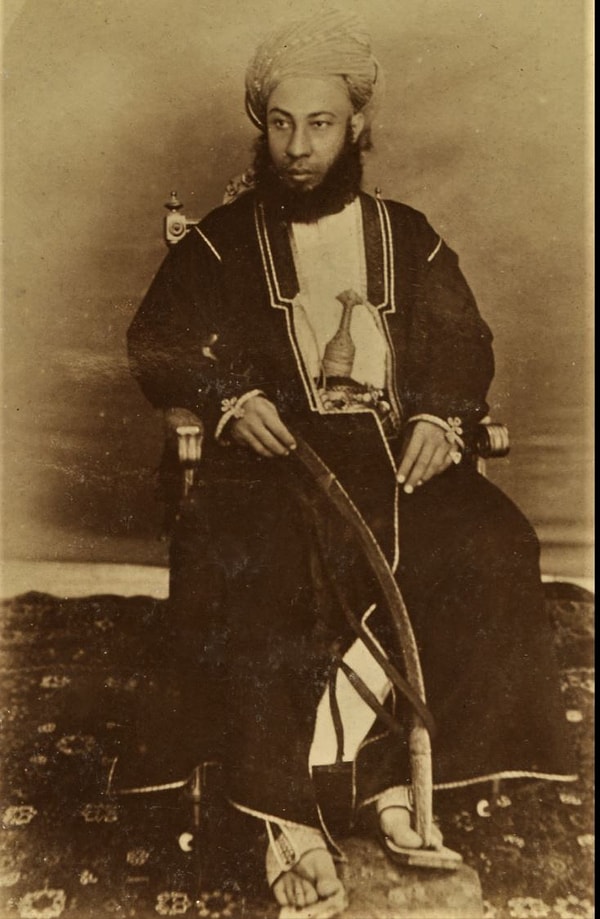 İngilizler, iş birliği yapmaya istekli bir lider arayışına girdi ve Ḥamad ibn Thuwayn’ı 1893’te sultan olarak seçti.