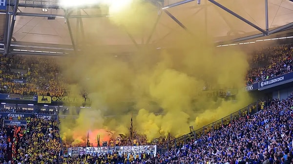 Ruhr Derbisi ile başlıyoruz. Almanya'da madenci bölgesi olan Ruhr'da Gelsenkirchen kentinin iki takımı... Borussia Dortmund ve Schalke 04! Kulüp kimlikleri benzer olsa da onlar yıllardır en üst seviyede birbirleri ile rekabet içindeler. Schalke son dönemde biraz sallanıyor ama rekabet aynı.