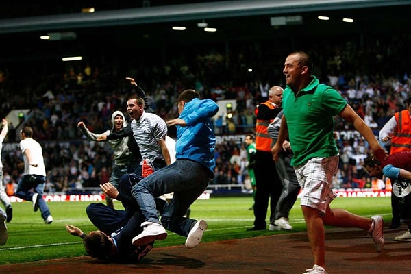 Londra'nın en belalı derbisi... Milwall-West Ham United maçları ne zaman yaşansa şehirde üst düzey güvenlik önlemleri alınır ve tabi ki bu bir işe yaramaz. Daha fazlası için Yeşil Sokak Holiganları'nı izleyip art arda şok olabilirsiniz.