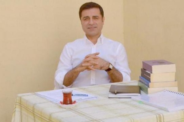 Edirne Kapalı Cezaevi’nde tutuklu bulunan Selahattin Demirtaş, avukatları Sıdkı Zilan ve Mahmud Koyuncu ile bir görüşme gerçekleştirdi.