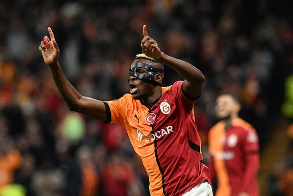 Galatasaray'ın 100 milyon euroluk piyasa değeriyle dünyanın en pahalı beşinci forveti konumunda bulunan Victor Osimhen'i Napoli'den kiralık olarak takıma katması büyük yankı uyandırmıştı.