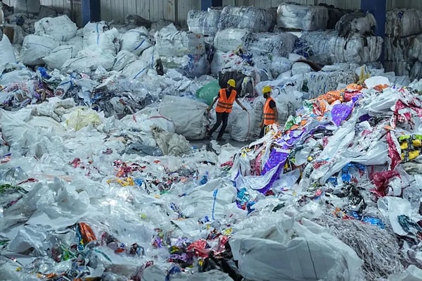 Türkiye, 2023 yılında Avrupa Birliği ülkeleri ve İngiltere’den 456 bin 507 ton plastik atık ithal etti. Bu, günlük 125 çöp kamyonuna eşdeğer bir miktar!