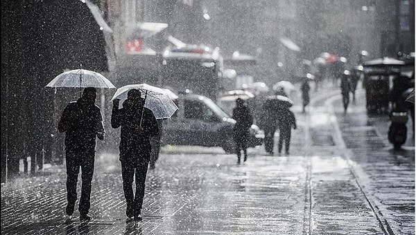 Perşembe ve cumartesi gününe dikkat çeken NTV Meteoroloji Editörü Dilek Çalışkan, İstanbul'da kuvvetli yağış beklendiğini açıkladı.