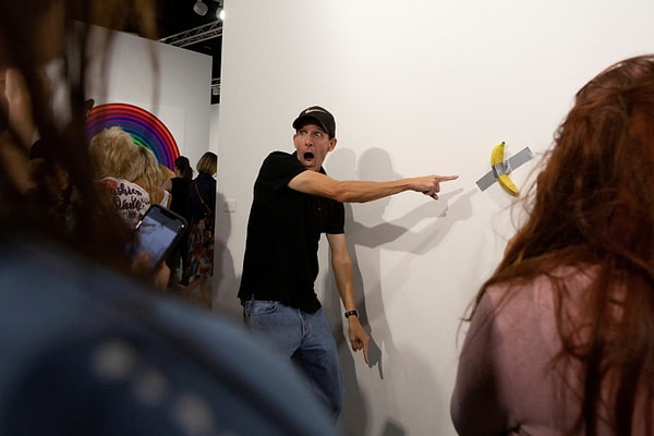 İlk kez 2019 yılında Art Basel Miami Beach'te sergilenen eser, sanat dünyasını ikiye bölmüştü!