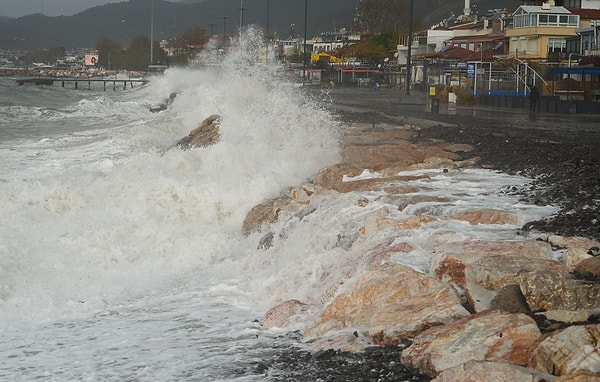 Meteoroloji Genel Müdürlüğü’nün günlerdir uyarıda bulunduğu Marmara Bölgesi’ndeki fırtına bugün öğle saatlerinde hızını artırdı.