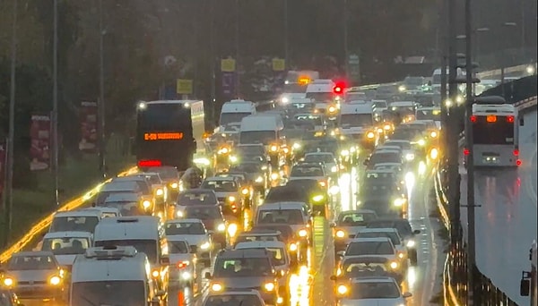 İstanbul genelinde iş çıkış saatinde havanında yağışlı olması nedeniyle trafik yoğunluğu yaşandı.