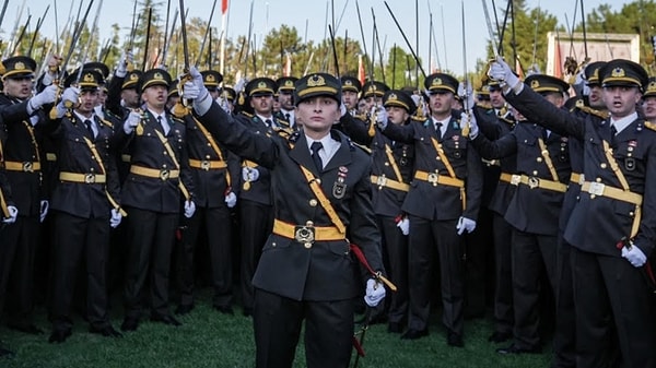 İhracı istenen teğmenler bugün avukatları aracığıyla açıklamada bulundu.