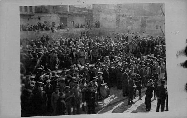 “İşte bu esnada Atatürk'ün Anıtkabir'in yapılmasına kadar geçecek olan süre esnasındaki naaşının da bulunacağı Etnografya Müzesi'nde bir tören icrasının hazırlıklarının başlamış olduğunu göreceğiz. Bu tören, 21 Kasım tarihinde icra edilecektir. Ancak daha önemlisi aynı anda Anadolu'nun tamamını da aynı şekilde 21 Kasım gününde bir tören yapılması istenilmiştir. Bu törenin özellikle saat ikide başlaması saat beşe kadar törenin sürmesi ve törenle ilgili bütün hazırlıkların yapılmış olduğunu göreceğiz. 21 Kasım gününde hem İstanbul'da, hem de Ankara'da yapılan törenlerle birlikte Anadolu'nun tamamında da bir resmi matem töreninin icra edildiğini göreceğiz. Anadolu içerisinde Urfa'da Antep‘te, Patnos‘ta, Kayseri'de törenler icra edilecektir. Bu tören esnasında saat ikide İstiklal Marşı‘yla biz Anadolu'nun tamamında törenin başlamış olduğunu göreceğiz.”