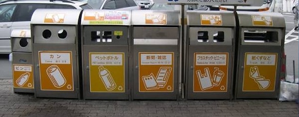 Bu alışkanlık küçük yaşlardan itibaren okullarda başlıyor ve ilerleyen yıllarda hayatlarının bir parçası haline geliyor. Japonlar hatta plastik su şişelerinin etiketlerini bile söküp her malzeme için uygun bir kutuya atıyor. Bu ayrıştırma işlemi öyle ciddi ki yanlış bir atım sosyal baskıya yol açabiliyor.