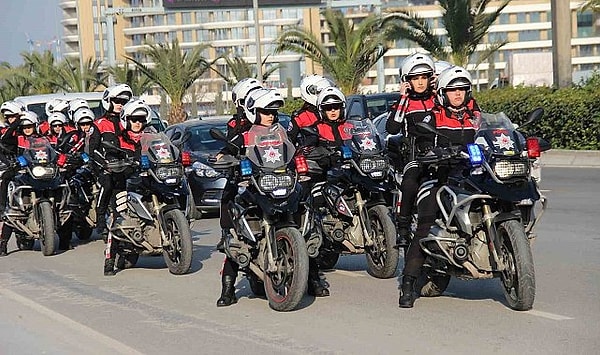 Bu da Yunus polislerinin sadece bir güvenlik gücü değil, halkın yanında ve onlarla uyum içinde çalışan bir yapı olarak kurulduğunu da gösteriyor. Bunun yanında Yunus polislerinin motosikletleri onların görevlerini ne kadar etkin yerine getirebileceklerini de vurguluyor.