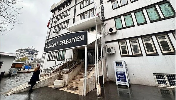 Tunceli Belediyesi’ne ve ilçe belediyesi Ovacık Belediyesi’ne kayyum atandı. İçişleri Bakanlığı kayyum kararlarını X hesabından bir açıklama yayımlayarak duyurdu.