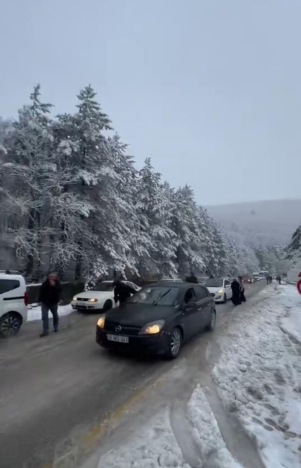 Türkiye'nin en önemli turizm merkezlerinden biri olan Uludağ'da kar kalınlığı 25-30 santimetreyi buldu.