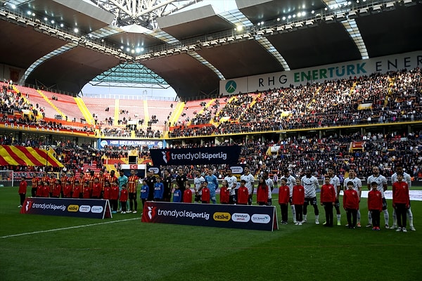 Fenerbahçe milli aranın ardından çıktığı ilk maçta Kayserispor'a konuk oldu. Golle başlayan maç, gol düellosu şeklinde geçti.