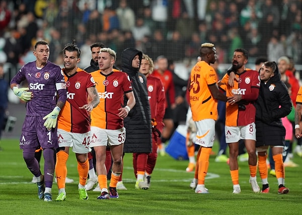 Başta Osimhen ve Barış Alper olmak üzere Galatasaraylı futbolcular ikiliyi sakinleştirmeye çalıştı. Muslera'nın takımı tribünlere getirmek isterken yaşanan tartışmanın nedeni ise öğrenilemedi.