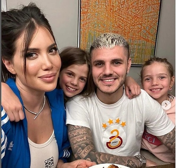 Icardi ile oldukça çekişmeli bir boşanma süreci yaşayacağı tahmin edilen Wanda Nara şimdiden futbolcuya yönelttiği suçlamalar ve evine yaptığı baskınlarla gündeme gelmeye başladı. L-Gante isimli bir rapçiyle ilişki yaşadığını cümle aleme duyuran Wanda, dün Icardi'nin Arjantinli bir şarkıcıyla yaptığı paylaşımı fena kıskanmıştı. Bugün bir etkinliğe katılan isme muhabirler tarafından sorular yöneltildi. Wanda ikilinin arasında geçenler sorulunca gözyaşlarını tutamadı! Gelin o anlara birlikte bakalım...