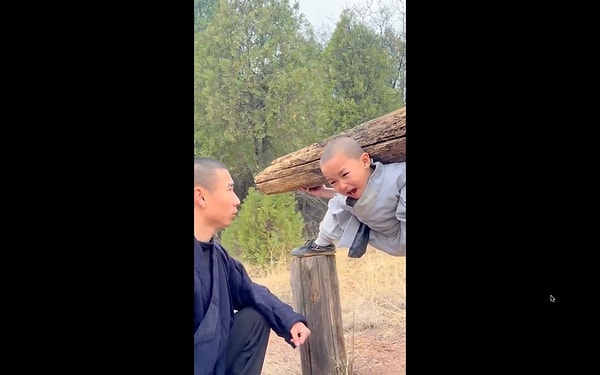 Bir Shaolin Tapınağı'nda eğitim gören bir çocuğun görüntüleri sosyal medyada viral oldu.