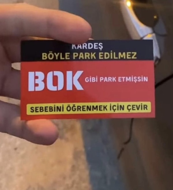 Başka bir site sakininin canına tak etmiş olacak ki bu sorunu kendisi çözmek istemiş. Yanlış park eden kişiye bu şekilde uyarı koyan kişi kısa zamanda viral oldu.