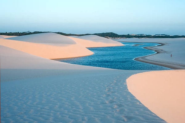 Lençóis Maranhenses her ne kadar çöl olarak tanımlansa da, aldığı bu yağmur miktarı nedeniyle aslında teknik olarak bir çöl sayılmıyor. Kumların arasında gizlenmiş göller, yeşil alanlar, masmavi su birikintileri kim bilir belki bir gün gezme imkanınız olur ne dersiniz?