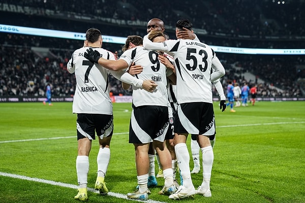 Beşiktaş maça hızlı başladı ve on dakikada attığı iki golle evinde 2-0 üstünlük sağladı.