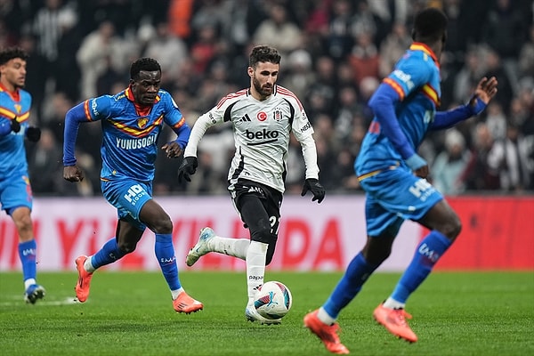 Beşiktaş 2-0'lık üstünlüğü koruyamayarak kaybettiği maçın ardından lider Galatasaray'ın 13 puan gerisine düştü.