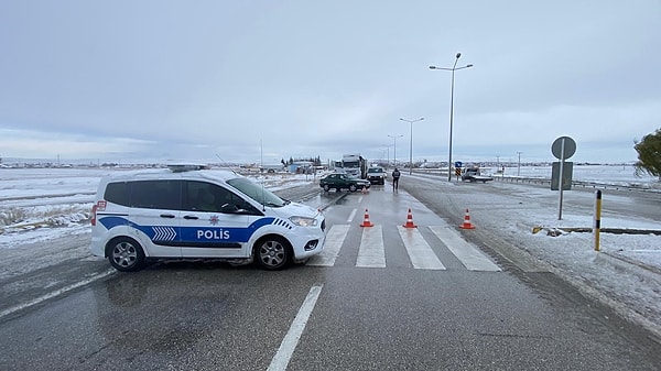 Yurt genelinde etkili olan soğuk ve kar yağışlı hava pek çok sürücüye zor anlar yaşatmaya devam ediyor. Son olarak Konya'yı Afyonkarahisar'a bağlayan karayolunda etkili olan tipi, araç trafiğini tamamen durdurdu.