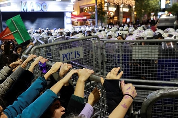 Valilik açıklamasında, 24 Ocak 2024 tarihli “2024 yılı Toplantı ve Gösteri Yürüyüşü ve Güzergahları” başlıklı İstanbul Valilik Makamı Olur’una dayanarak, Yenikapı ve Maltepe sahil etkinlik alanlarının da dahil olduğu toplam 40 alanın belirlendiği ifade edildi.