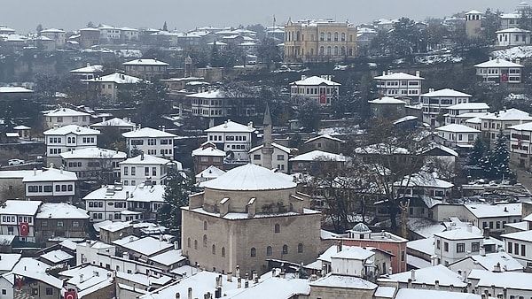 Kayseri Valiliğinden yapılan açıklamada, hava durumu verilerine göre halen devam etmekte olan kar yağışının salı günü gece saatlerinden itibaren kuzey ve batı ilçelerinde etkisini artırarak devam ettireceğinin beklendiği bildirildi.