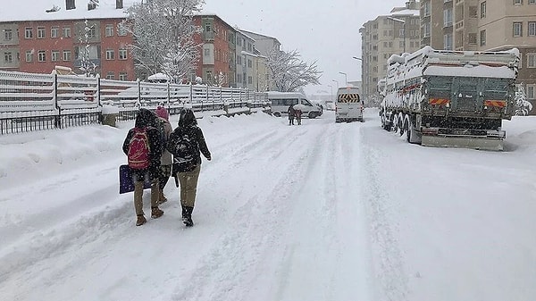 Kastamonu'da 7 ilçede taşımalı eğitim okullarında, 7 ilçede ise tüm okullarda kar yağışı nedeniyle eğitime 1 gün ara verildi.