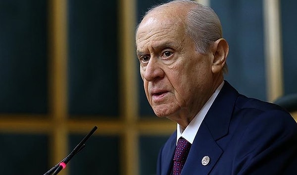 Medya patronlarına yüklenen Devlet Bahçeli, ''TV'de yuvalanan MHP düşmanlarını, yorumcu müsveddelerini, Halk TV başta olmak üzere medya organlarını ve patronlarını tek tek not aldığımızı, zamanı geldiğinde burunlarından fitil fitil getireceğimizi, tenhadaki özürlerinin kabul edilmeyeceğini duyuruyorum. Asılsız konuşanların, sahibinin sesini aktaranların alınlarını karışlarız'' diye konuştu.