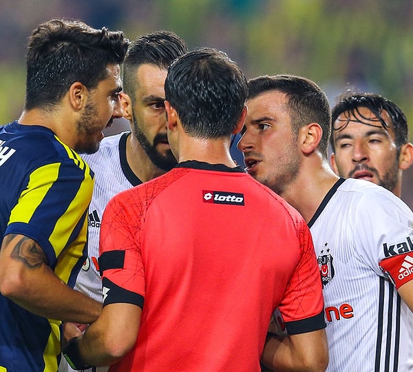 VAR'ın olmadığına değinen Ali Palabıyık, "O zaman VAR yoktu. Beşiktaş’ın atmış olduğu bir golü, ofsayt sebebiyle iptal ettik" dedi.