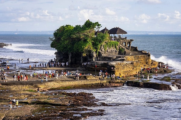 11. "Bali. Bu Endonezya adası hala birçok açıdan harika, ama giderek rahatsız edici turistler ve yabancı sakinlerle dolup taşmaya başladı. Bahsettiğim uzun kuyruklarda bekleyip tarihi veya manevi yerlerde selfie çekmek için sıraya giren ama buralar hakkında hiçbir şey öğrenmeye zahmet etmeyen boş ve kendini beğenmiş influencer (ya da influencer olma peşindeki) türü turistler/yabancı sakinler."