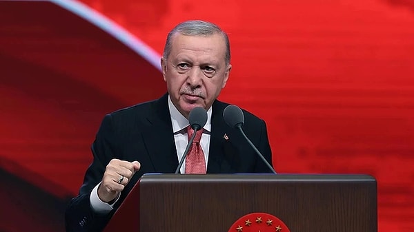 8. Cumhurbaşkanı Erdoğan, X hesabından yaptığı paylaşımda dizileri hedef aldı. Erdoğan, "Son yıllarda film ve diziler aile ile birlikte dini değerlerimizi hedef alıyor. Sarıklı sakallı baş örtülü cübbeli vatandaşlarımıza itibar suikastı yapılıyor." dedi. Geçtiğimiz hafta Arka Sokaklar dizisinde tarikat veya cemaatteki çocuk tacizleri konusu işlenmişti. Diğer yandan Kızıl Goncalar ve Kızılcık Şerbeti de benzer dini temalarla yayın hayatına devam ederken Erdoğan, RTÜK'e seslendi.