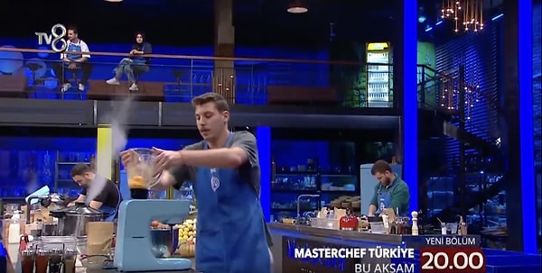 MasterChef yarışmacıları oradan oraya koştururken sık sık kayıp düşerken son bölümde Emre, sakin ve yavaş ilerlediği dümdüz zeminde bir anda tepetaklak oldu.