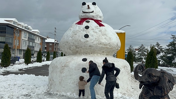 Bolu Belediyesi ekipleri kentin farklı noktalarından getirdikleri 7 kamyon karla, Kuvayi Milliye Bulvarı'na 5 metre büyüklüğünde kardan adam yaptı.