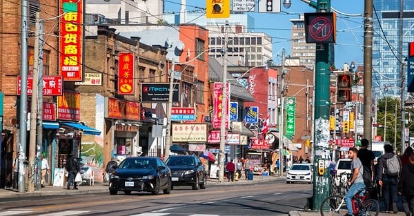 Bugün Kanada'da Fransızca'nın en yoğun konuşulduğu yer kesinlikle Quebec. Buradaki 8 milyonluk nüfusun neredeyse yüzde 80'i Fransızca'yı ana dil olarak kullanıyor. Quebec Kanada'nın Fransızca kültürünü ve dilini koruyan adeta bir kale gibi.