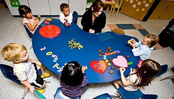 Fransızca sadece Quebec’te değil Kanada'nın her köşesinde önemli bir yere sahip. Hatta Kanada’da Fransızca eğitimi almak da bir hak. Quebec’te Fransızca konuşan bir aile çocuklarını Fransızca eğitim veren okullara gönderebilirken diğer eyaletlerde yaşayan Fransızca konuşanlar da benzer haklara sahip.